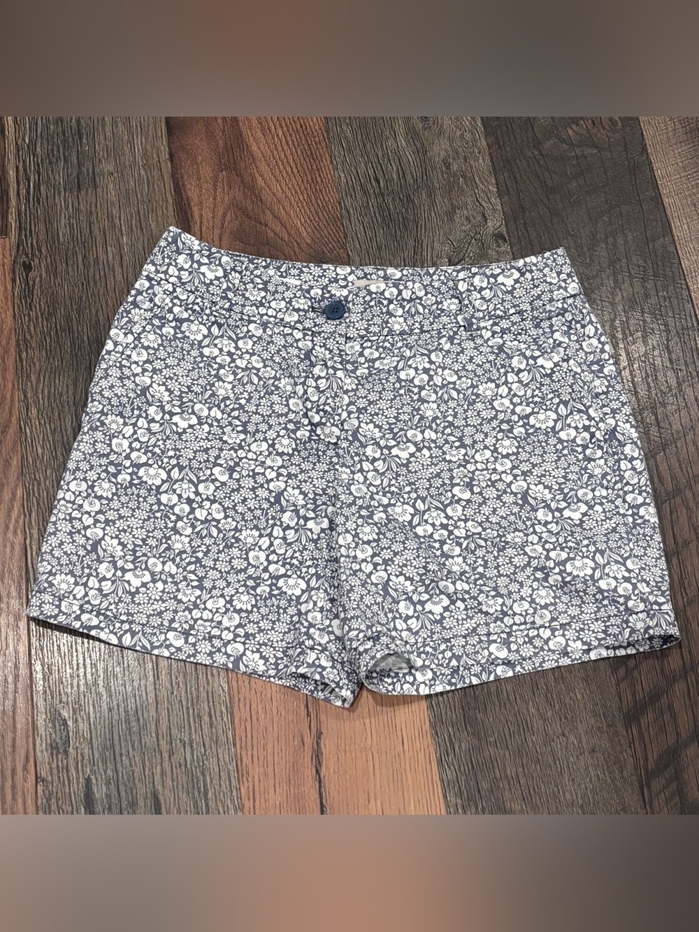 LOFT Women's Floral Blue Shorts Cotton in size 4. 6 “ inseam